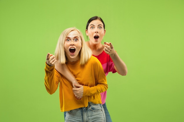 Foto gratuita retrato de chicas muy encantadoras en trajes casuales aislados. dos modelos femeninas como novias o lesbianas. concepto de lgbt, igualdad, emociones humanas, amor, relación.