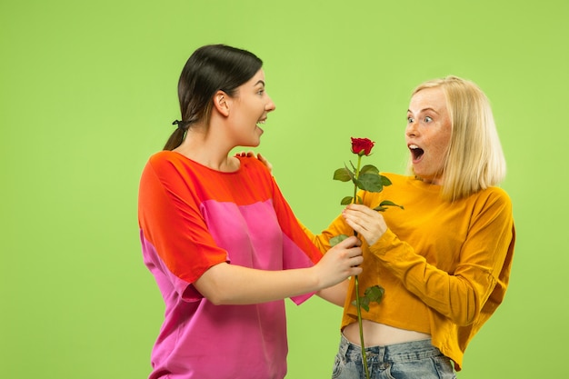 Retrato de chicas muy encantadoras en trajes casuales aislados. Dos modelos femeninas como novias o lesbianas. Concepto de LGBT, igualdad, emociones humanas, amor, relación.