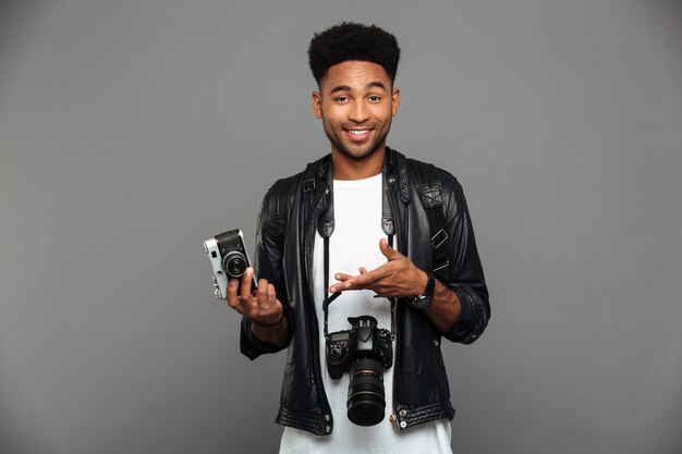 Retrato de un chico afroamericano alegre con chaqueta de cuero