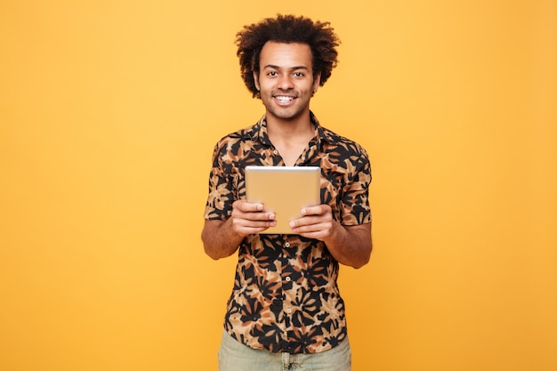 Retrato de un chico afroamericano feliz con tablet pc