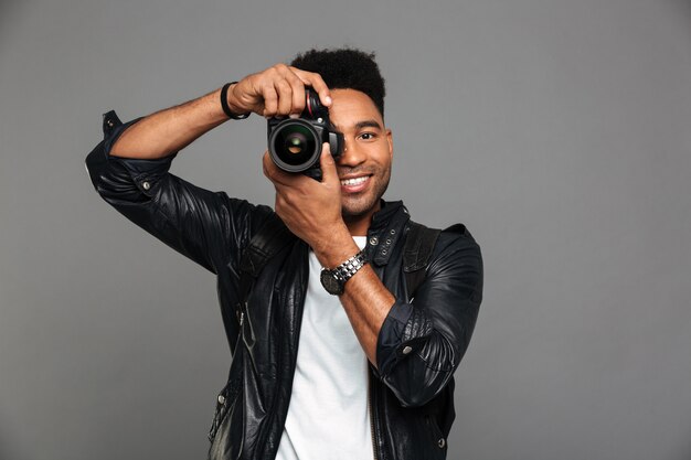 Retrato de un chico afroamericano sonriente con chaqueta de cuero