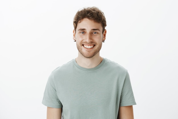 Retrato de un chico casual posando en el estudio