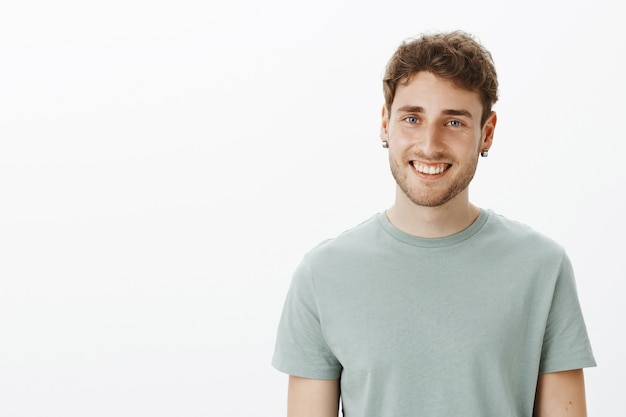 Retrato de un chico casual posando en el estudio