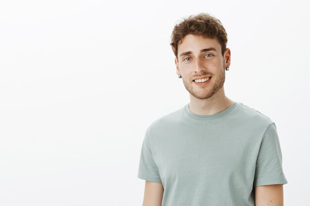 Retrato de un chico casual posando en el estudio