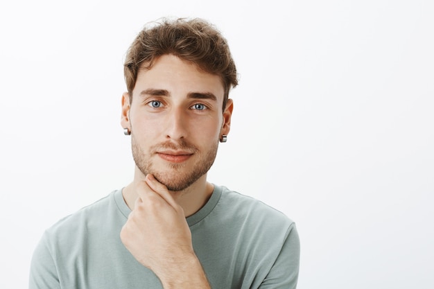 Retrato de un chico casual posando en el estudio