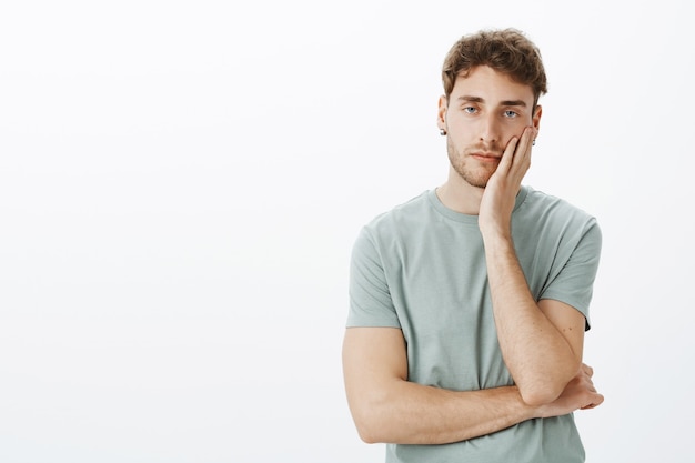 Retrato de un chico casual posando en el estudio