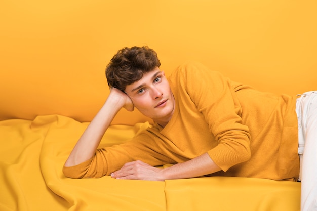 Foto gratuita retrato de chico de moda relajando en cama