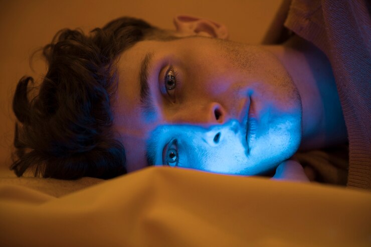 Foto gratuito retrato de chico de moda relajando en cama