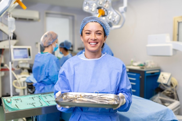 Retrato de cirujano de pie en quirófano listo para trabajar en un paciente Uniforme quirúrgico de trabajador médico femenino en quirófano