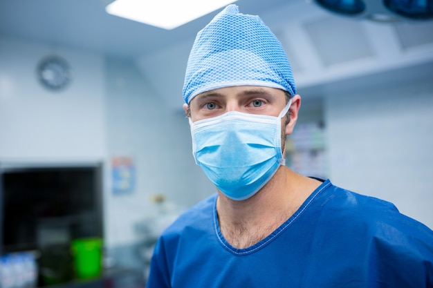 Retrato del cirujano en la sala de operación