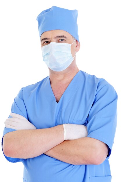 Retrato de cirujano de sexo masculino maduro con máscara y guantes médicos