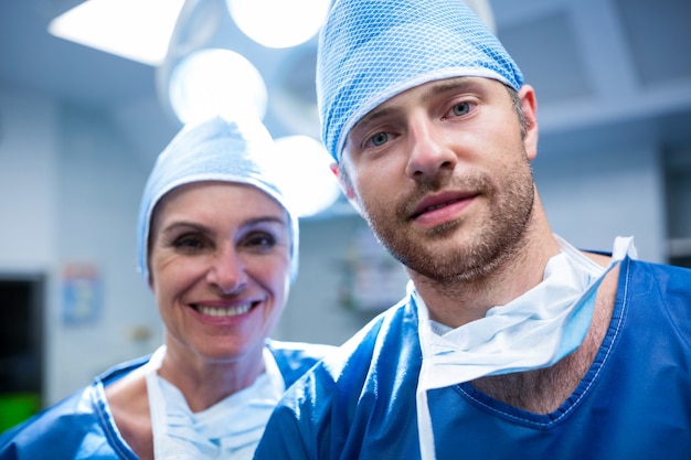 Retrato de cirujanos de pie en la sala de operación
