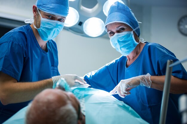 Retrato de cirujanos que realizan la operación en la sala de operación