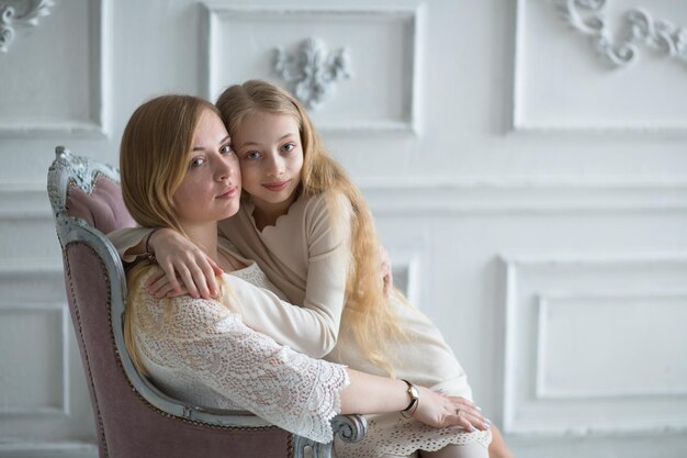 Retrato clásico de madre e hija adolescente