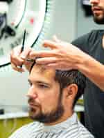 Foto gratuita retrato de cliente cortarse el pelo