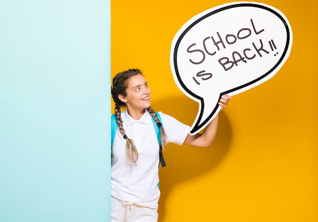 Foto gratuita retrato de colegiada con burbuja de texto