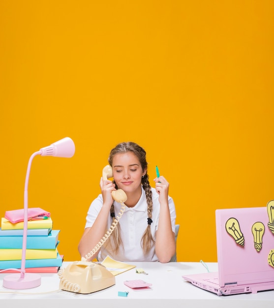 Foto gratuita retrato de colegiada estudiando con portátil