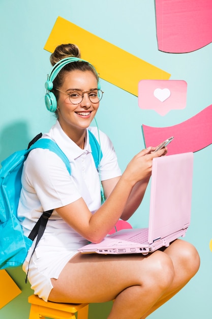 Retrato de colegiada estudiando con portátil