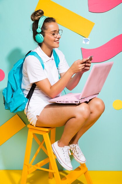 Retrato de colegiada estudiando con portátil