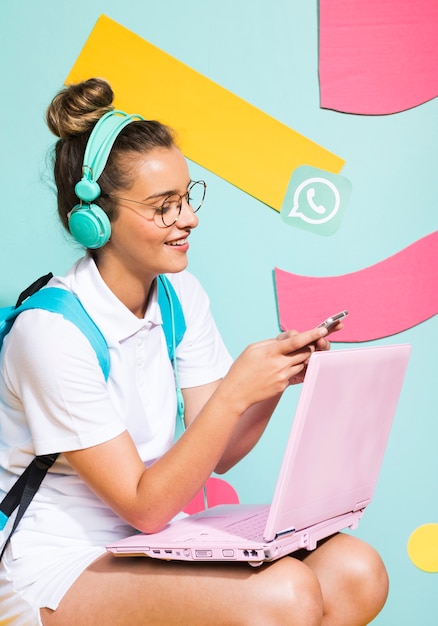 Retrato de colegiada estudiando con portátil