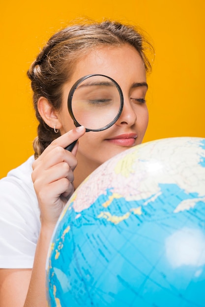 Foto gratuita retrato de colegiada con un globo