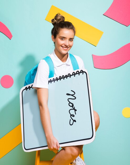 Retrato de colegiada con plantilla grande de libreta