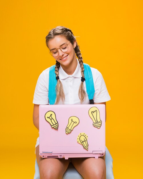 Retrato de colegiada sobre fondo amarillo