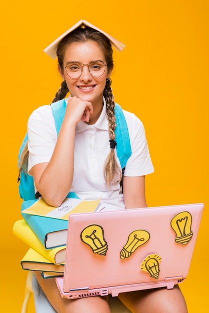 Retrato de colegiada sobre fondo amarillo