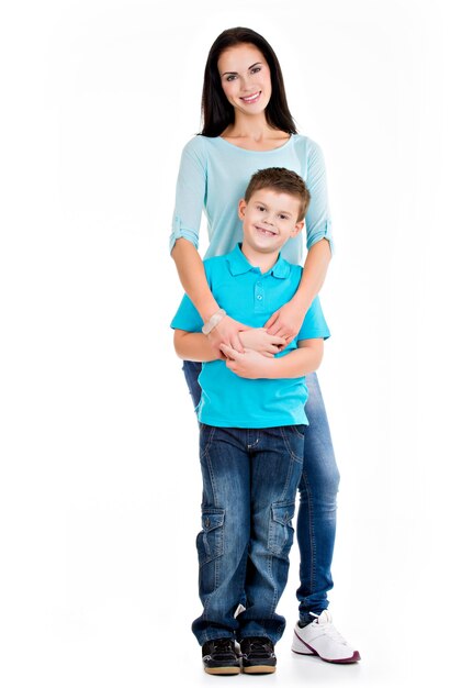 Retrato completo de una joven madre feliz con su hijo. Aislado en blanco