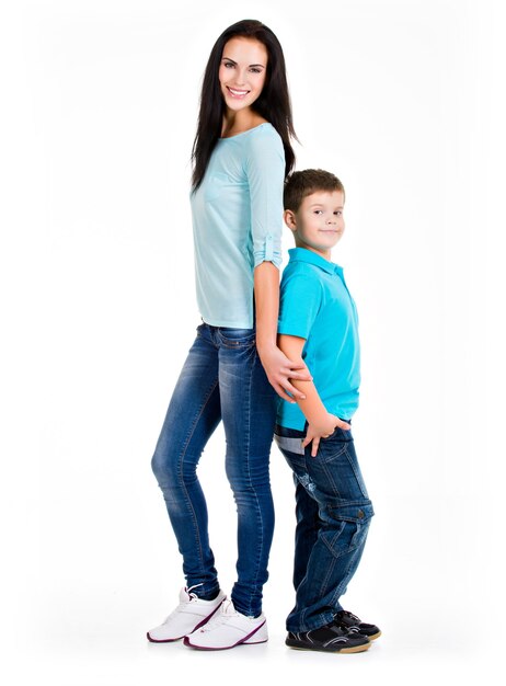 Retrato completo de una joven madre feliz con su hijo. Aislado en blanco