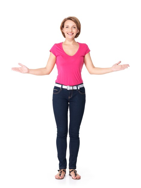 Retrato completo de mujer adulta feliz con gesto de presentación en blanco