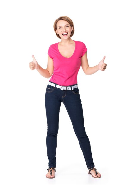 Retrato completo de una mujer adulta feliz con pulgar hacia arriba signo en blanco