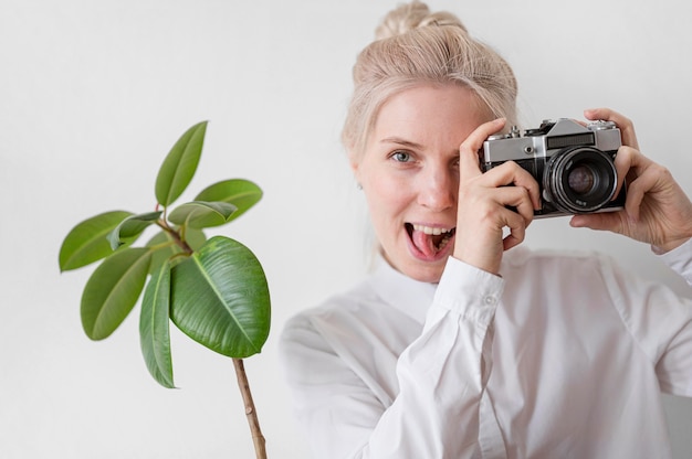 Foto gratuita retrato del concepto de arte fotográfico de mujer y planta