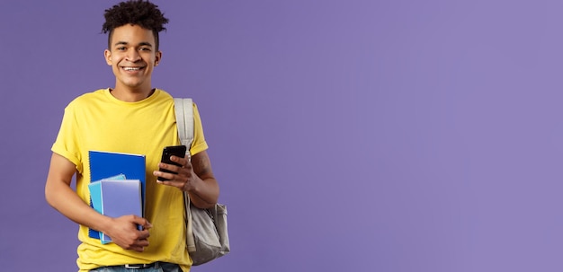 Retrato de concepto universitario de regreso a la escuela de alegre joven estudiante guapo con mochila