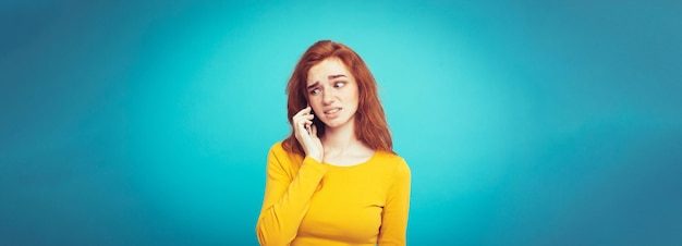 Retrato conceptual de estilo de vida de una chica de pelo rojo jengibre con una expresión impactante y estresante mientras habla