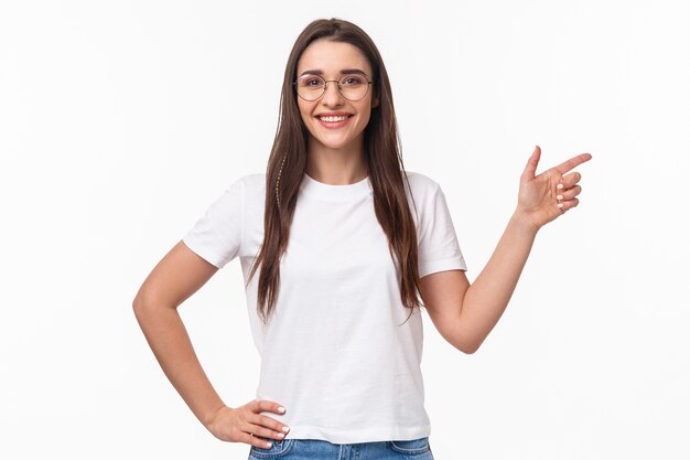 Retrato de confianza sonriente joven programador de TI profesional femenino