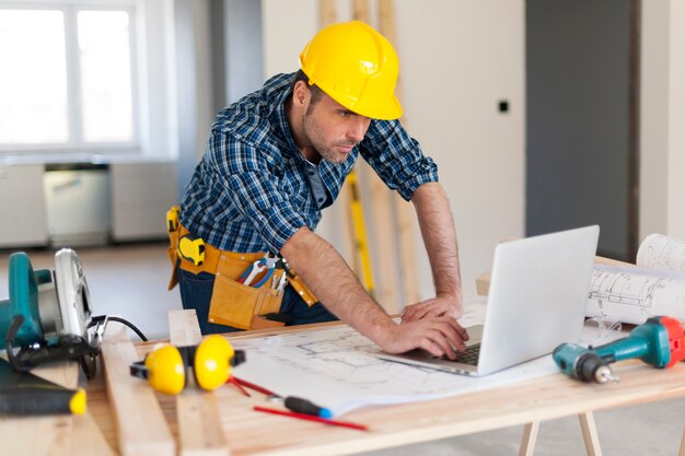 Retrato de contratista de construcción trabajador