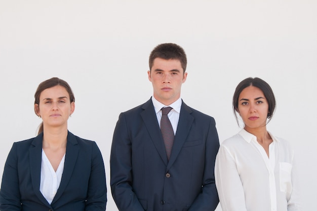 Retrato corporativo del equipo serio de negocios exitosos