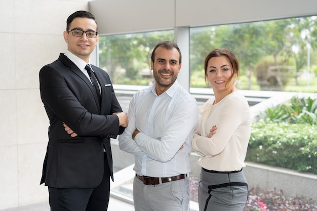 Retrato corporativo de tres miembros del equipo de negocios exitoso