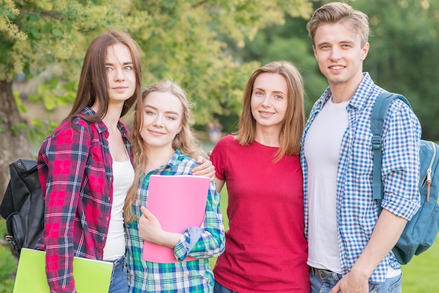 Retrato de cuatro estudiantes en parque