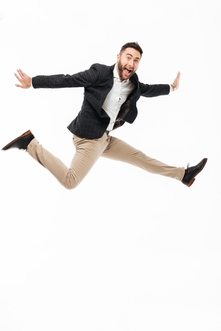 Foto gratuito retrato de cuerpo entero de un alegre hombre feliz