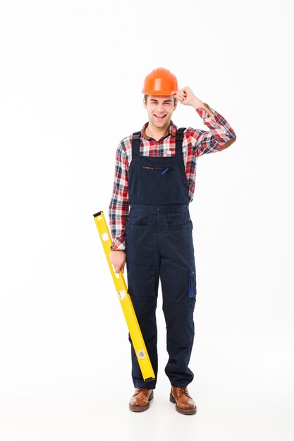 Retrato de cuerpo entero de un apuesto joven constructor masculino