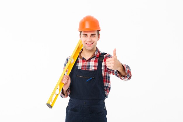 Retrato de cuerpo entero de un confidente joven constructor masculino