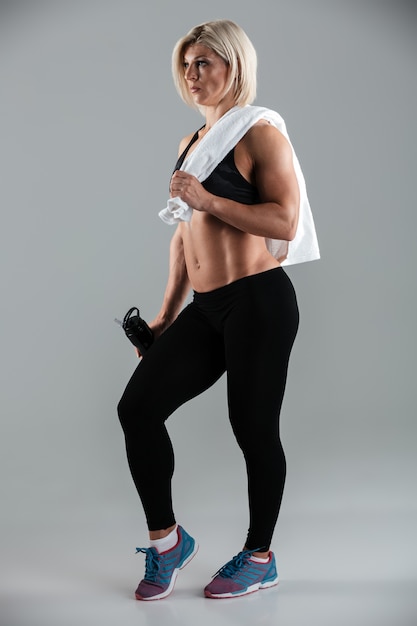 Retrato de cuerpo entero de una deportista adulta muscular en forma