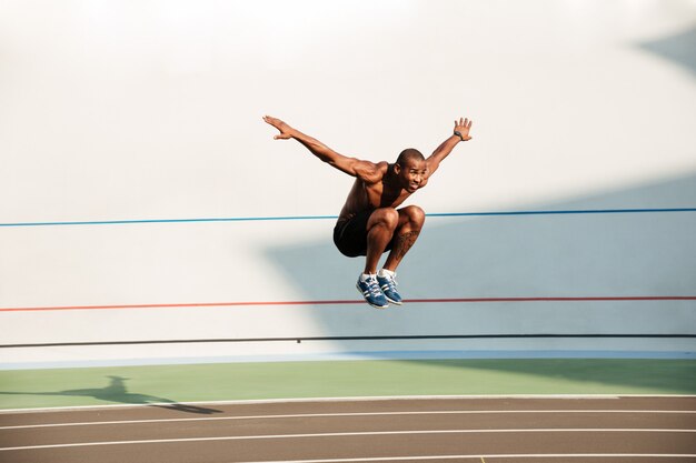 Retrato de cuerpo entero de un deportista africano medio desnudo