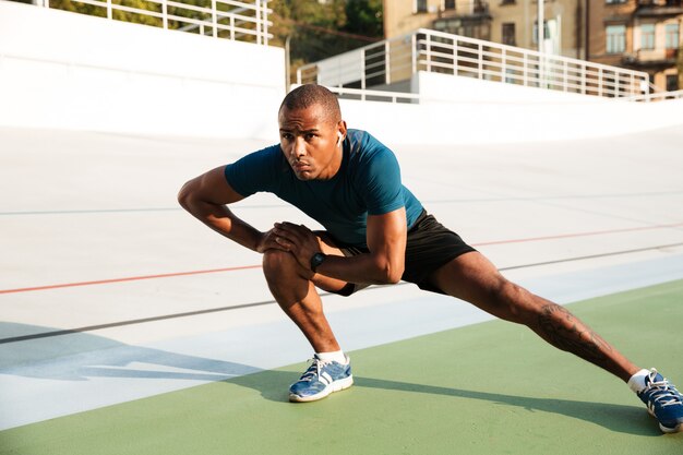 Retrato de cuerpo entero de un deportista africano motivado