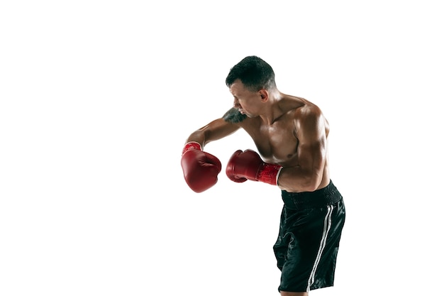 Retrato de cuerpo entero de deportista musculoso con prótesis de pierna, espacio de copia. Boxeador masculino en guantes rojos entrenando y practicando. Aislado en la pared blanca. Concepto de deporte, estilo de vida saludable.
