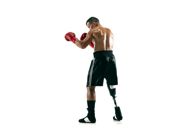 Retrato de cuerpo entero de deportista musculoso con prótesis de pierna