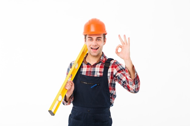 Retrato de cuerpo entero de un exitoso joven constructor masculino