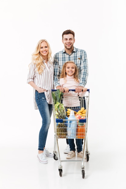 Retrato de cuerpo entero de una familia alegre